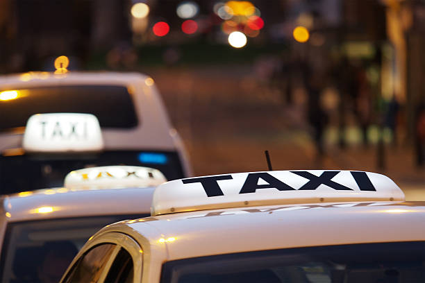 タクシー ランク 夜 - タクシー ストックフォトと画像