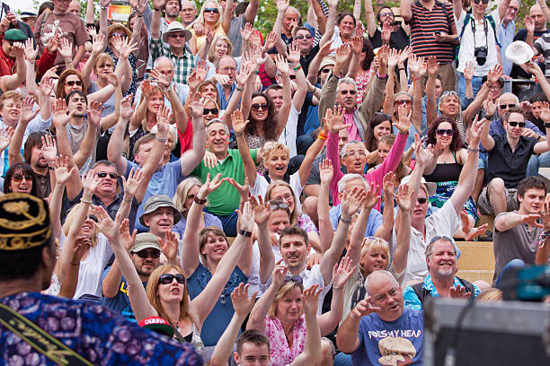 glücklich publikum mit armen aloft in einem kostenlosen festival, vereinigtes königreich - human hand waving human arm high angle view stock-fotos und bilder