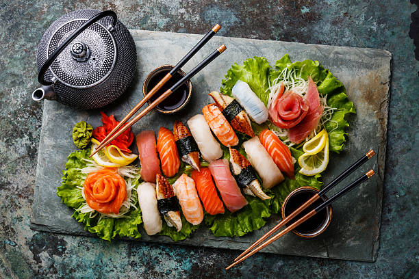 conjunto de sushi nigiri e sashimi com chá - tuna sashimi sea fish imagens e fotografias de stock