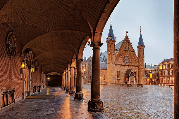 рыцари», зал на binnenhof в гааге - rose window architecture the hague netherlands стоковые фото и изображения