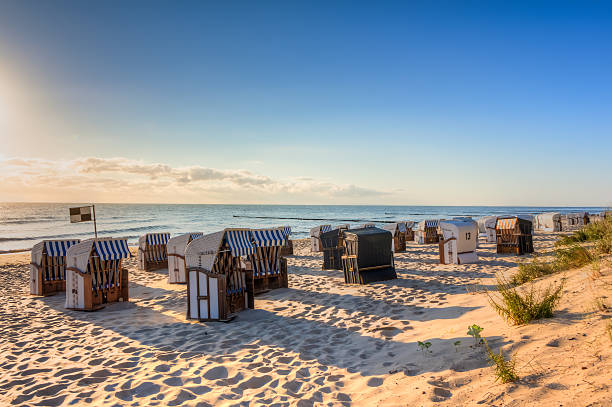 beach in the morning - duitse noordzeekust stockfoto's en -beelden