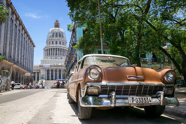 havana capitolio - chevrolet havana cuba 1950s style foto e immagini stock