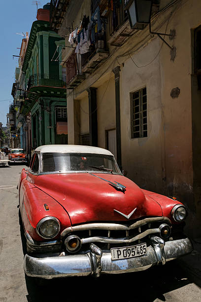 voiture rouge classique à cuba - chevrolet havana cuba 1950s style photos et images de collection