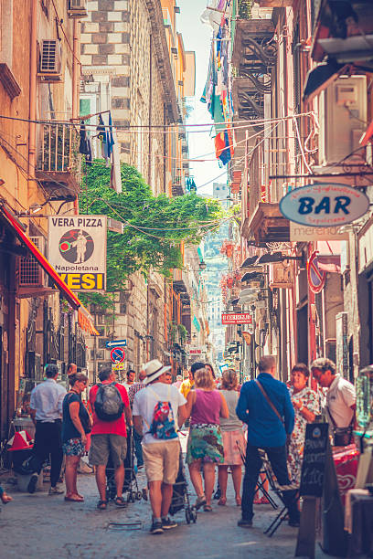 역사 센터 of naples - women bar walking italian culture 뉴스 사진 이미지