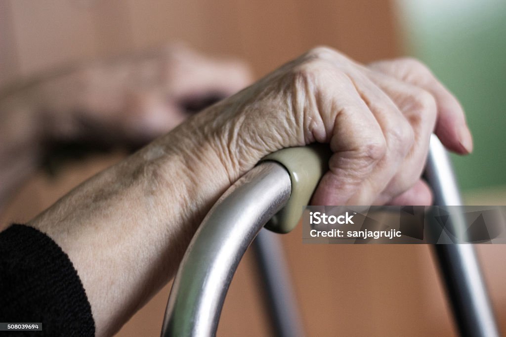 De edad avanzada con las manos sobre una Walker - Foto de stock de Mujeres mayores libre de derechos