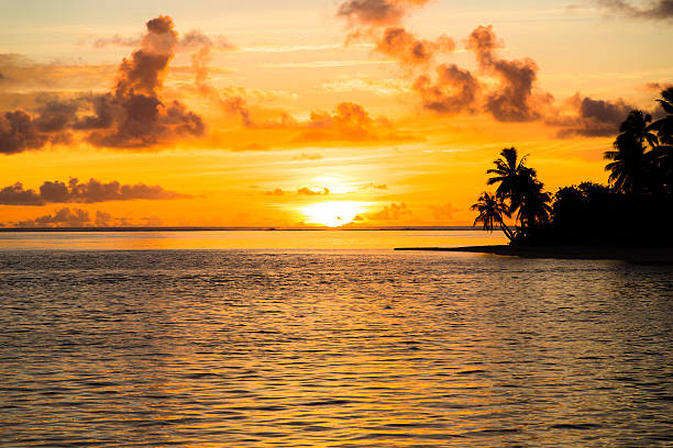 zachód słońca w raju - bora bora polynesia beach bungalow zdjęcia i obrazy z banku zdjęć