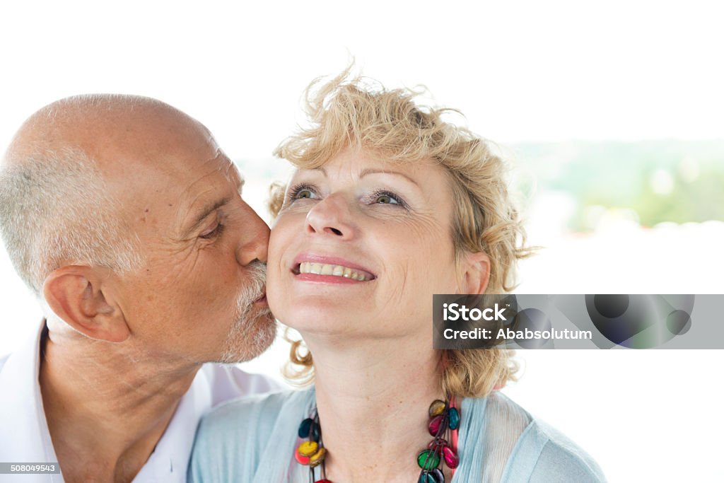 Joyeux Couple Senior en journée d'été sur la plage - Photo de 60-64 ans libre de droits