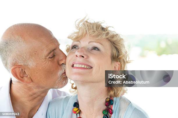 Photo libre de droit de Joyeux Couple Senior En Journée Dété Sur La Plage banque d'images et plus d'images libres de droit de 60-64 ans - 60-64 ans, Adulte d'âge mûr, Affectueux