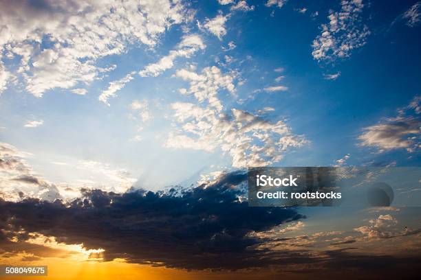 Panorama Di Nuvole Con Il Sole Raggi Che Irradiano Da Dietro Il Cloud - Fotografie stock e altre immagini di Alba - Crepuscolo