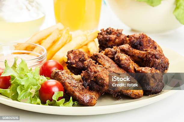 Alitas De Pollo Con Salsa Picante Papas Fritas Y Francesa Foto de stock y más banco de imágenes de Ala de animal