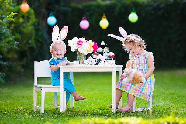 kinder spielen mit spielzeug ostern tee partei - party tea party tea child stock-fotos und bilder