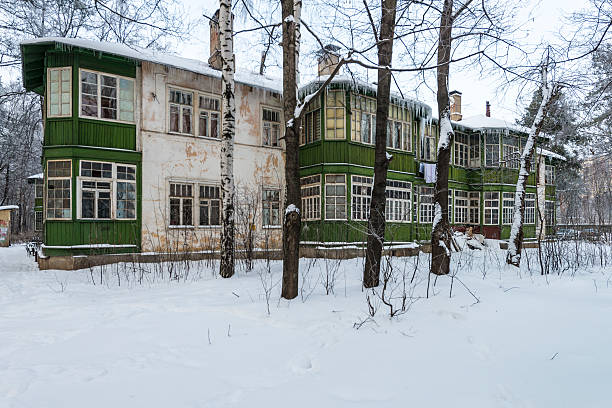 istock Old house in the Russian winter 508068432