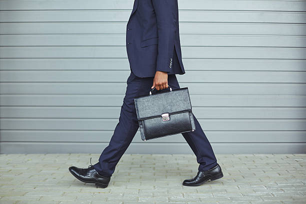 va a trabajar - men briefcase business bag fotografías e imágenes de stock