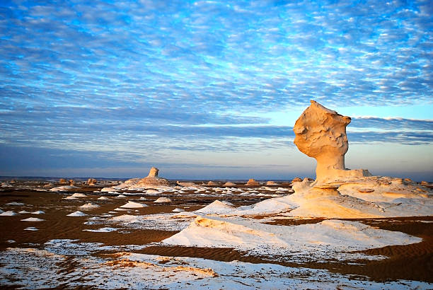 stone cifras aflojables wite desierto - white desert fotografías e imágenes de stock