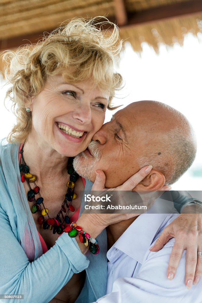 Fröhlich altes Paar Genießen Sie den Tag am Strand - Lizenzfrei 60-64 Jahre Stock-Foto