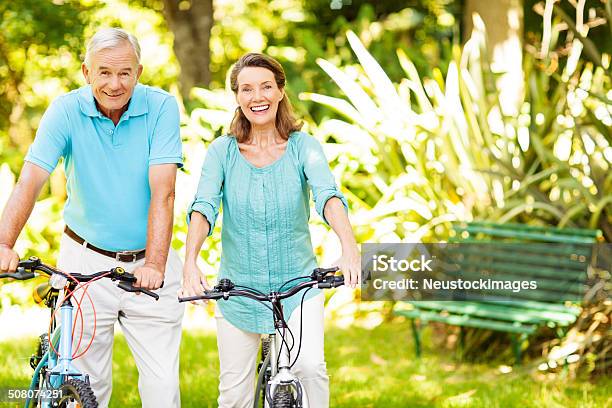 Altes Paar Holding Fahrräder Im Park Stockfoto und mehr Bilder von 60-64 Jahre - 60-64 Jahre, 60-69 Jahre, Aktiver Lebensstil