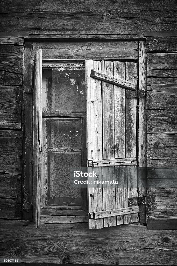 Velha parede de madeira e janela - Foto de stock de Abandonado royalty-free