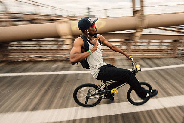 bmx rider atravessando a ponte de brooklyn - hip hop urban scene city life black imagens e fotografias de stock