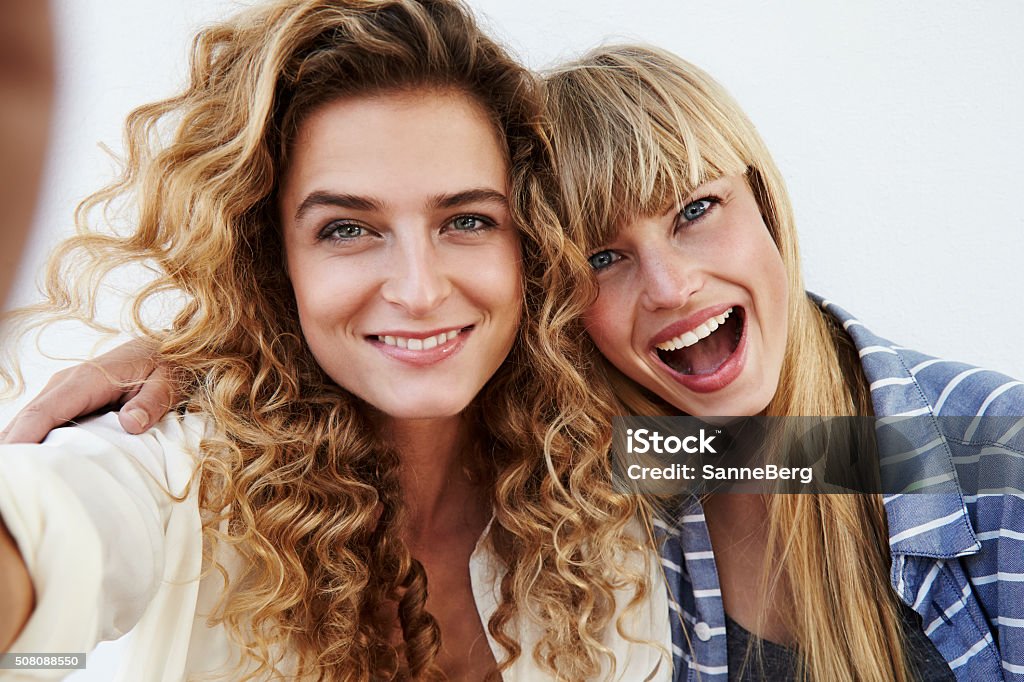 Mejores amigos posando - Foto de stock de Amistad libre de derechos