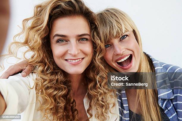 Mejores Amigos Posando Foto de stock y más banco de imágenes de Amistad - Amistad, Dos personas, Amistad femenina