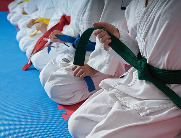 deporte karate niños - cinturón fotos fotografías e imágenes de stock