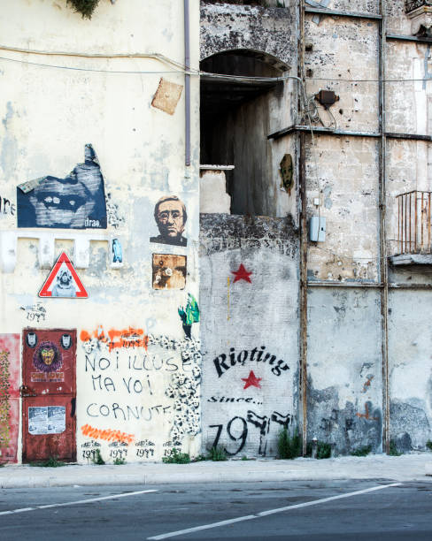 taranto, apulien, italien - scritte stock-fotos und bilder