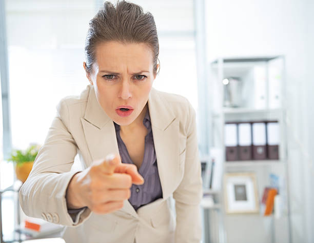 angry mulher de negócios ameaça com um dedo - threats rudeness occupation working - fotografias e filmes do acervo