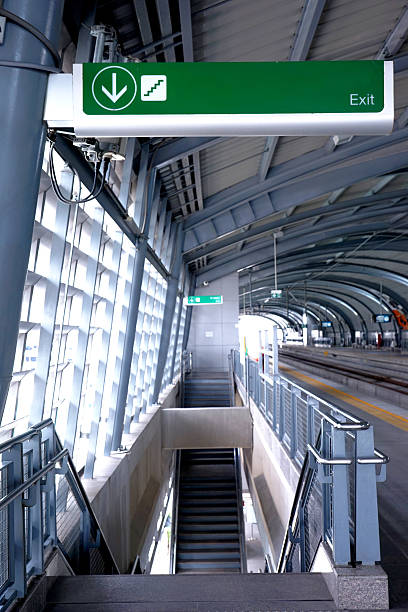 sinal de saída de metro estação de comboios - people metal sign way out sign imagens e fotografias de stock