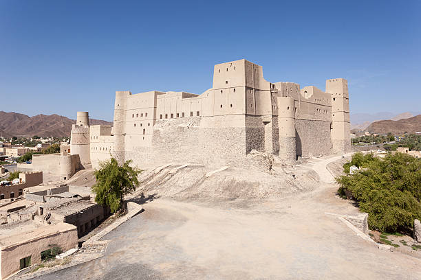 zabytkowy bahlāʼ fort w oman - bahla fort zdjęcia i obrazy z banku zdjęć