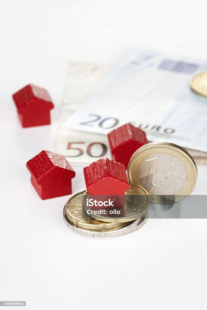 Casa de juguete de madera y la moneda europea - Foto de stock de Accesorio financiero libre de derechos