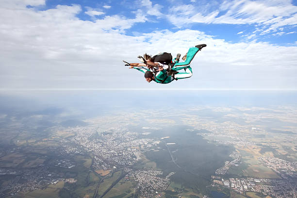 tándem skydiving - freefall fotografías e imágenes de stock