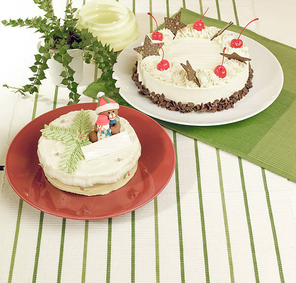 ванильный рожденственский пирог изолирован - рожденственский подарок стоковые фото и изображения