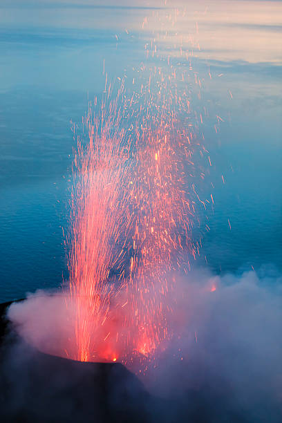 стромболи, липарские острова, сицилия - вулканология стоковые фото и изображения