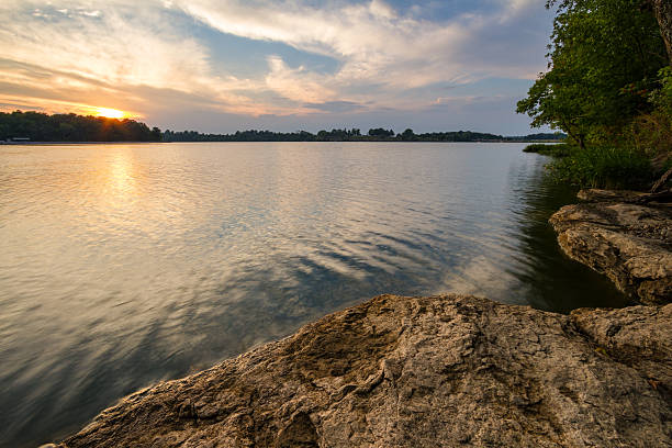 coucher de soleil sur le lac - kansas city missouri photos et images de collection