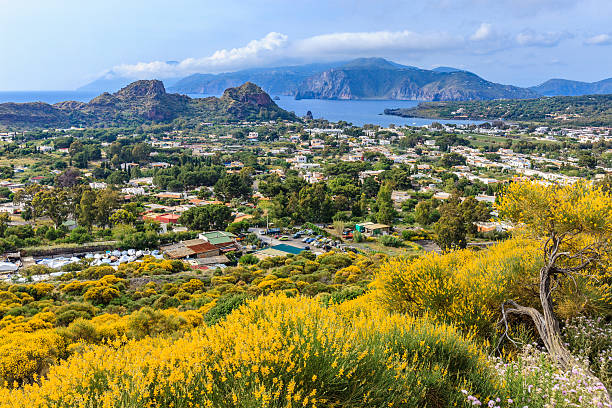 vulcano-islas eólicas, sicilia - vulcano fotografías e imágenes de stock