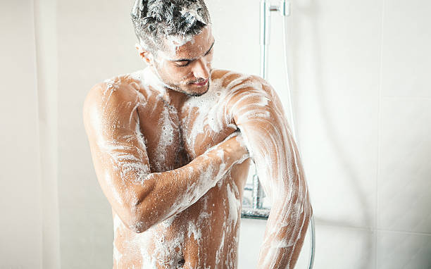 homem de tomar o duche. - soap body imagens e fotografias de stock