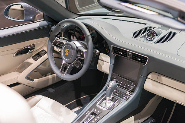 porsche 911 carrera 4 cabriolet carro desportivo interior - car dealership audio imagens e fotografias de stock