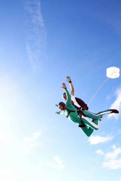 tandem parachutisme en chute libre - skydiving air aerial view vertical photos et images de collection