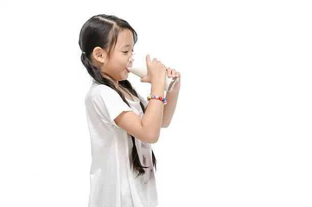 pequena menina asiática beber leite - milk child drinking little girls imagens e fotografias de stock