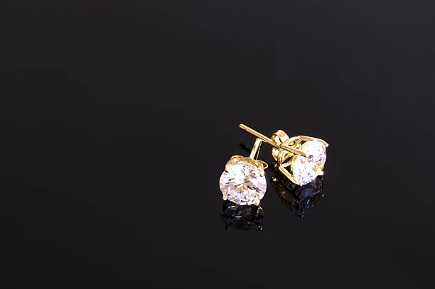 clous or boucles d'oreilles en diamant - gold earrings photos et images de collection