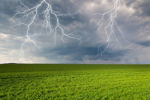 das tempestades com raios em gramado - agricultural equipment flash - fotografias e filmes do acervo