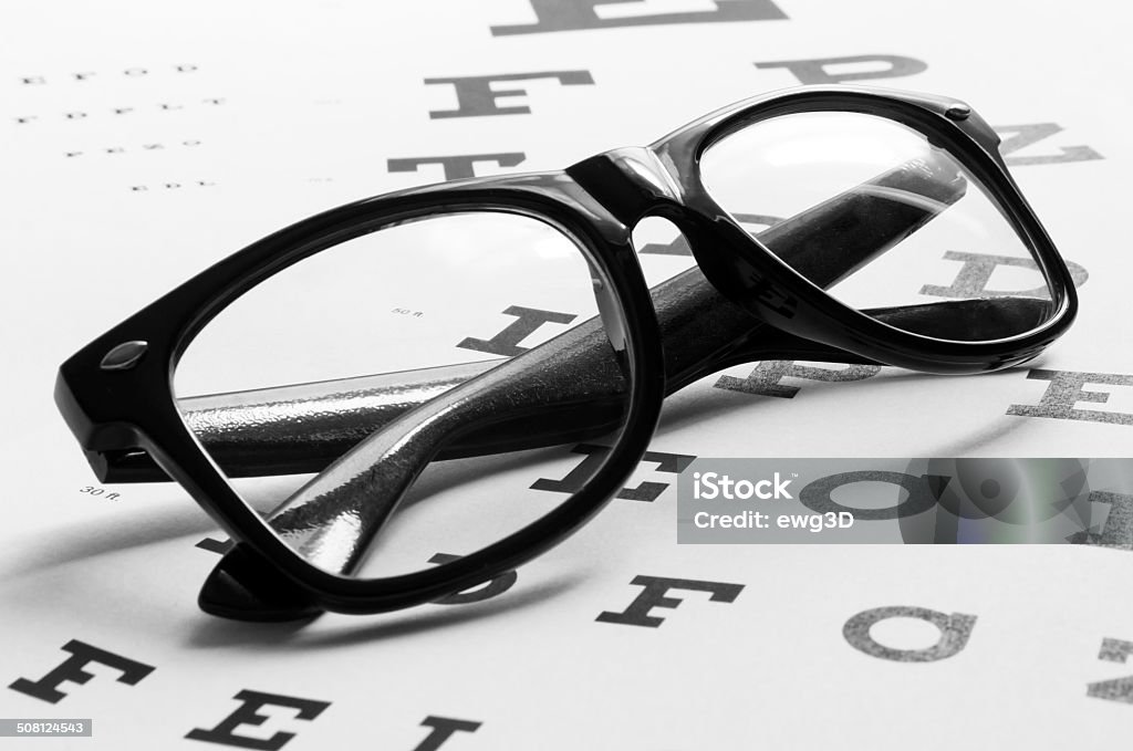 眼鏡に視力検査表 - めがね類のロイヤリティフリーストックフォト