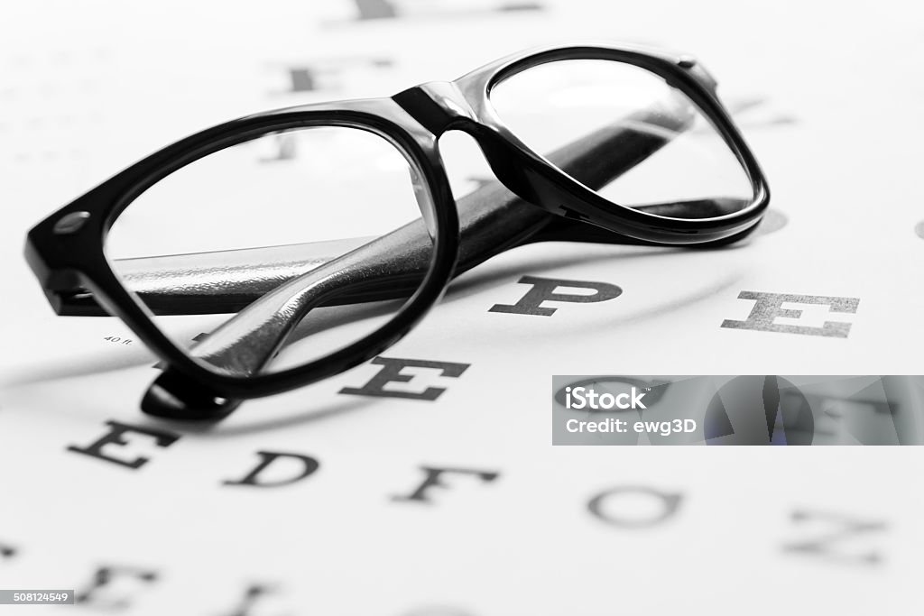 Gafas en una tabla optométrica - Foto de stock de A la moda libre de derechos