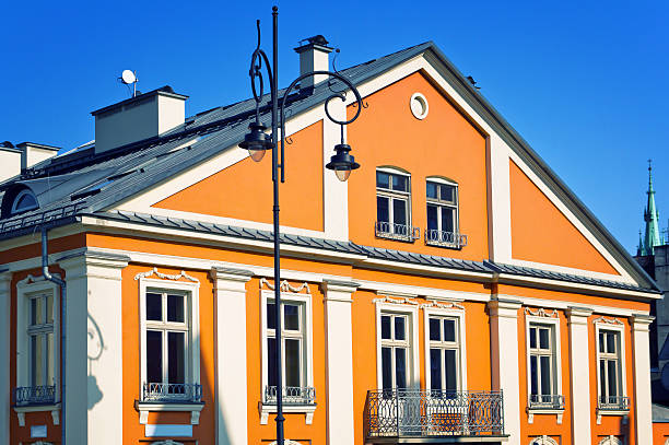 istock Old street light and tenement house 508124687