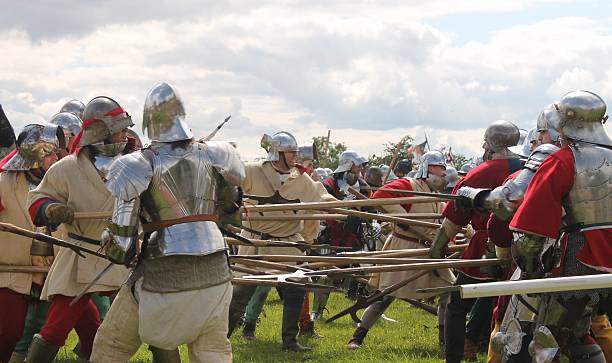 wars z róż średniowieczny ponownie enactors przygotowanie battle of tewkesbury - halberd zdjęcia i obrazy z banku zdjęć