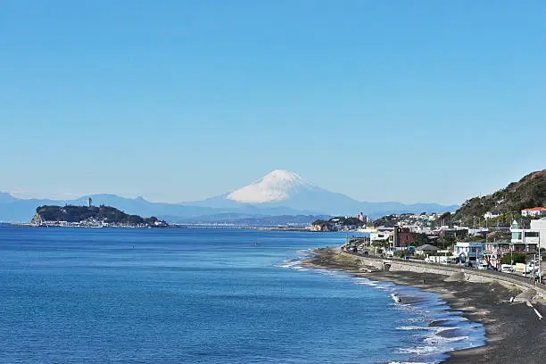 Enoshima and Mt. Fuji were photographed from Inamuragasaki, Kamakura City.