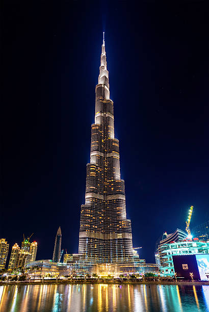 noite vista da torre burj dubai em dubai - burj khalifa imagens e fotografias de stock