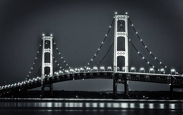 michigan s mackinaw ponte illuminato notturno - straits of mackinac foto e immagini stock