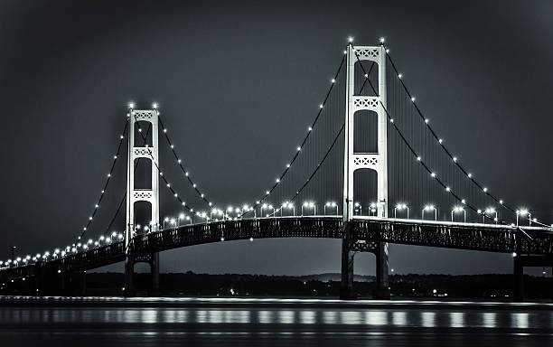 미시간 왜고너의 mackinaw 구름다리 전광식 밤에 - straits of mackinac 뉴스 사진 이미지