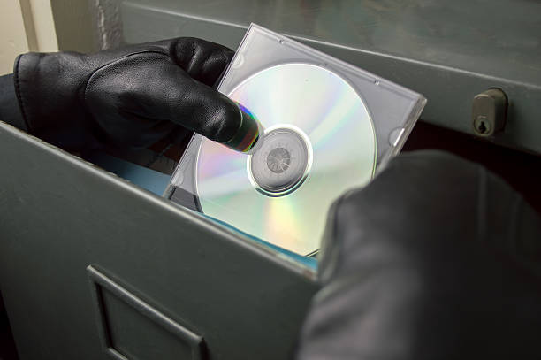 thief, хищение документов на компакт-диске - investigative стоковые фото и изображения